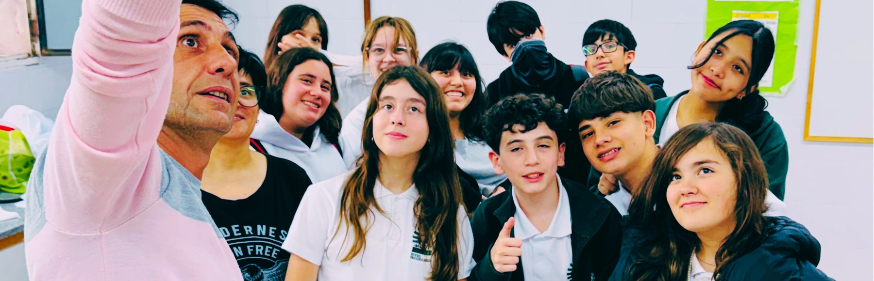 Estudiantes celebrando sus logros en las Olimpíadas